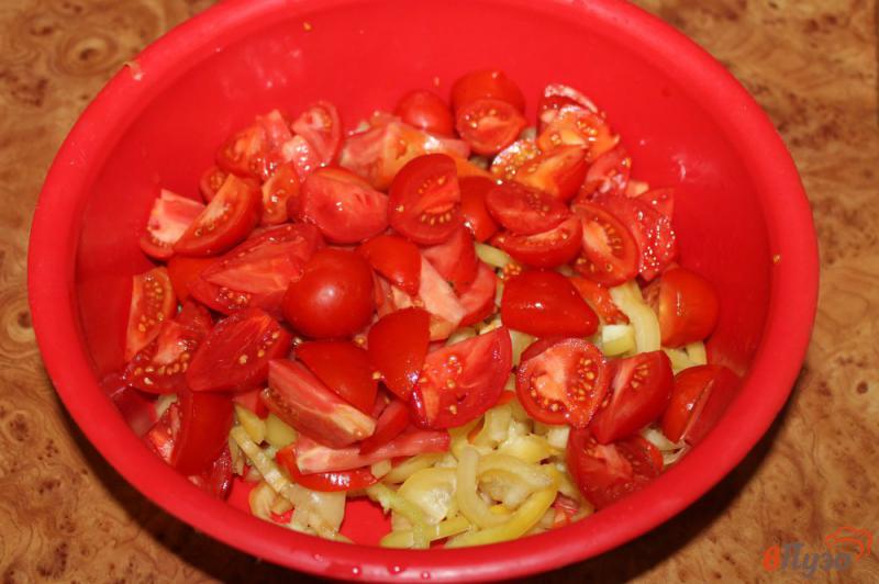 Фото приготовление рецепта: Салат овощной с базиликом и луком шаг №2