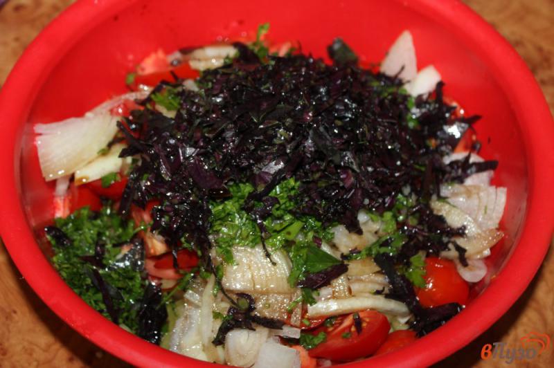 Фото приготовление рецепта: Салат овощной с базиликом и луком шаг №4