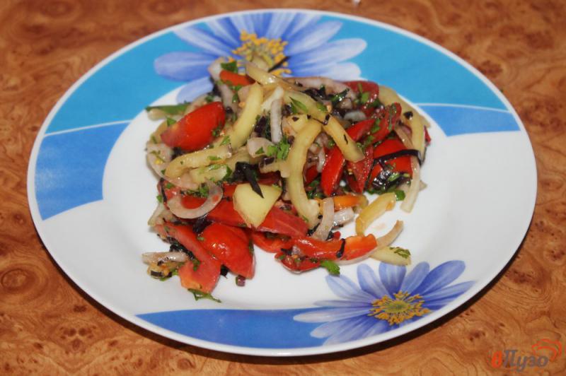 Фото приготовление рецепта: Салат овощной с базиликом и луком шаг №5