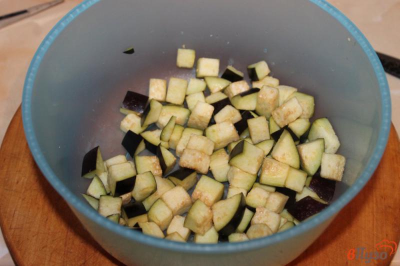 Фото приготовление рецепта: Салат из баклажанов и твердого сыра шаг №1