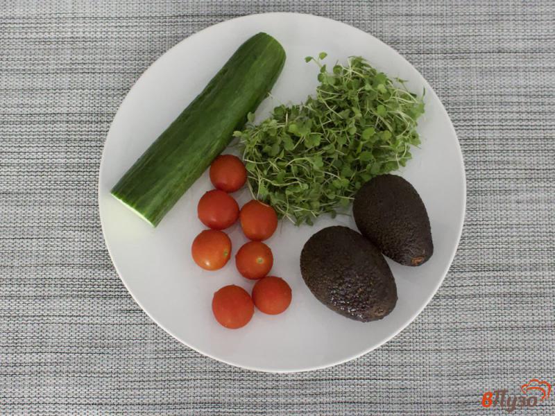Фото приготовление рецепта: Салат с авокадо и сыром фета шаг №1