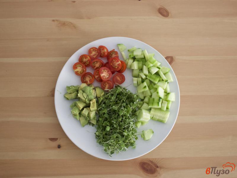 Фото приготовление рецепта: Салат с авокадо и сыром фета шаг №2