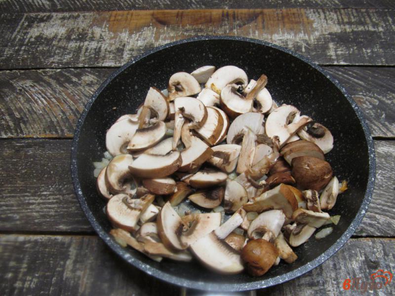 Фото приготовление рецепта: Жареные грибы с капустой шаг №1