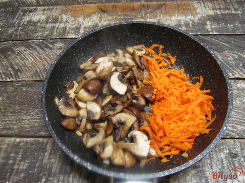 Фото приготовление рецепта: Жареные грибы с капустой шаг №2