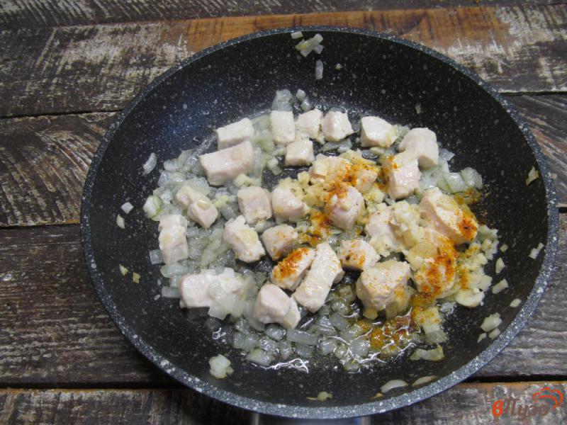 Фото приготовление рецепта: Запеканка из риса с курицей и брокколи шаг №2