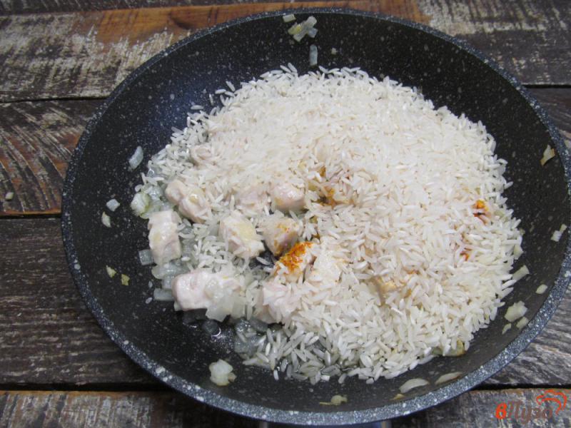 Фото приготовление рецепта: Запеканка из риса с курицей и брокколи шаг №3