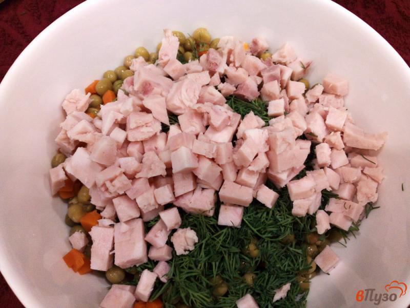 Фото приготовление рецепта: Салат с овощами ветчиной и зеленью шаг №6