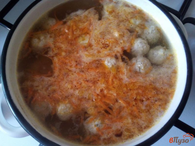 Фото приготовление рецепта: Суп с рисом и фрикадельками шаг №5