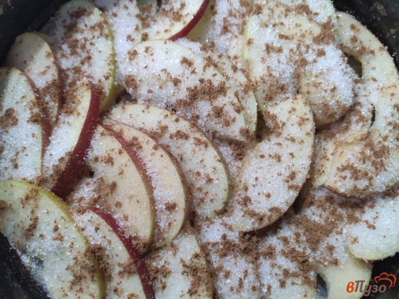 Фото приготовление рецепта: Шарлотка с яблоками шаг №4
