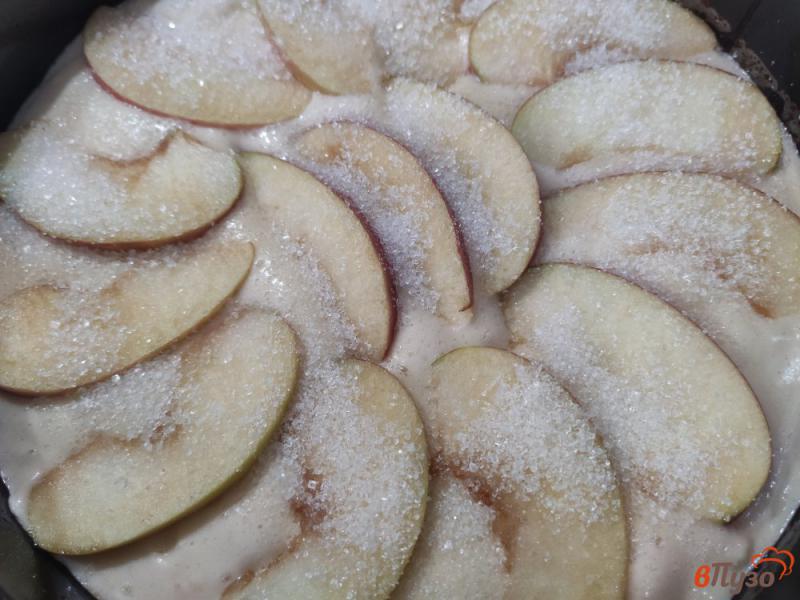 Фото приготовление рецепта: Шарлотка с яблоками шаг №6