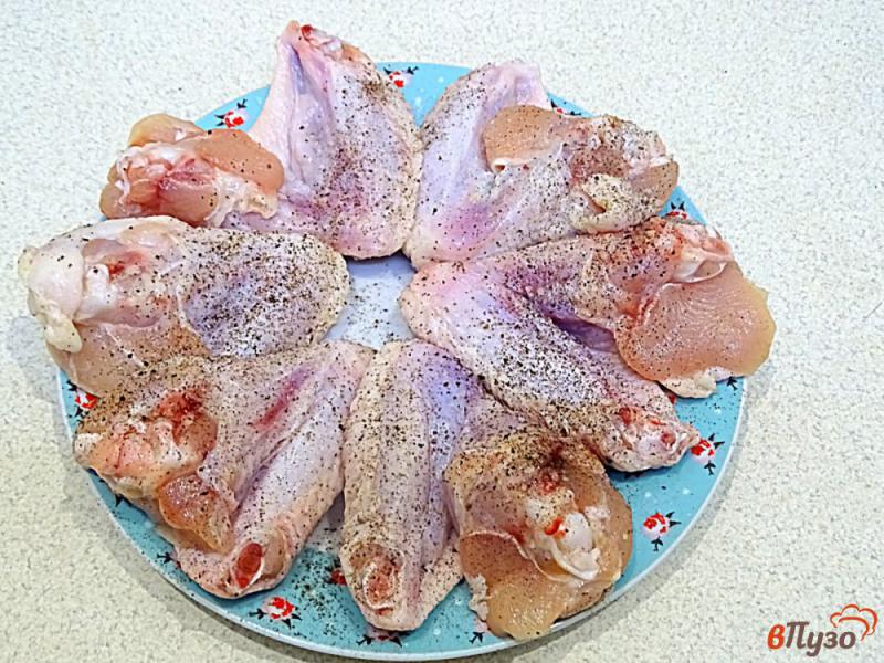 Фото приготовление рецепта: Куриные крылышки в соусе на сковороде шаг №2