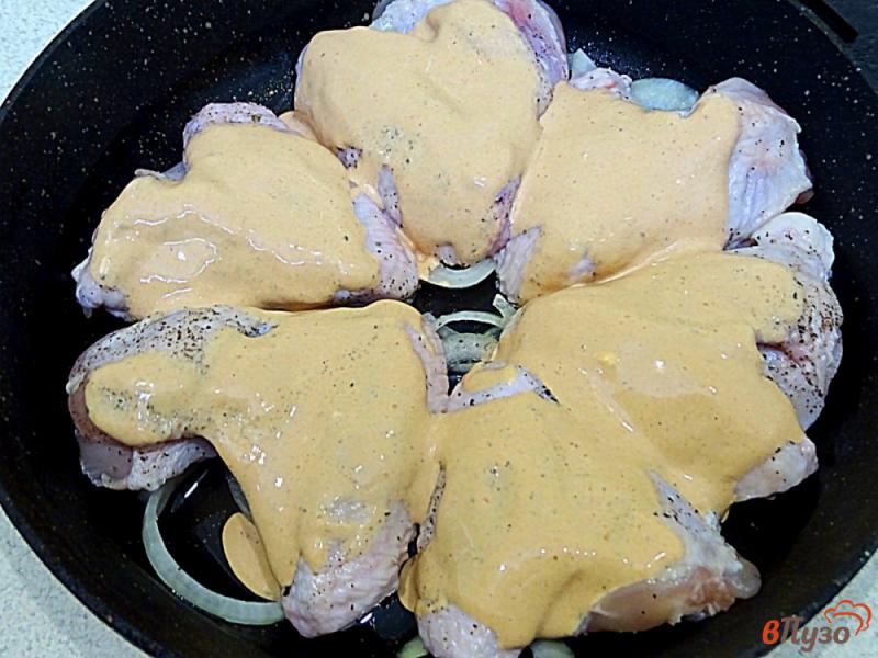 Фото приготовление рецепта: Куриные крылышки в соусе на сковороде шаг №10