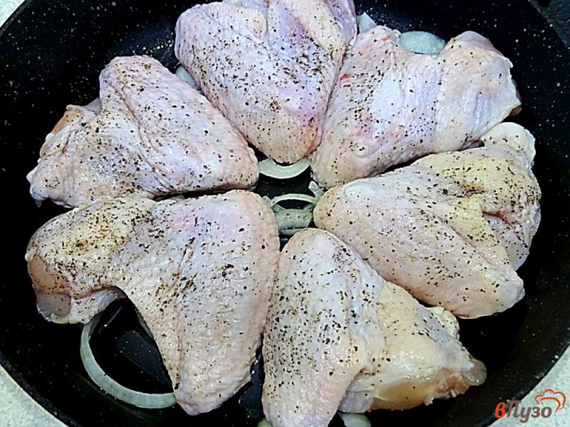 Фото приготовление рецепта: Куриные крылышки в соусе на сковороде шаг №9