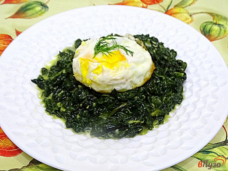 Фото приготовление рецепта: Шпинат с яйцом на сковороде шаг №5