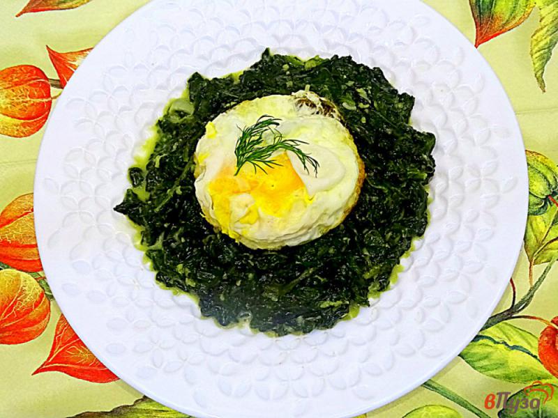 Фото приготовление рецепта: Шпинат с яйцом на сковороде шаг №6