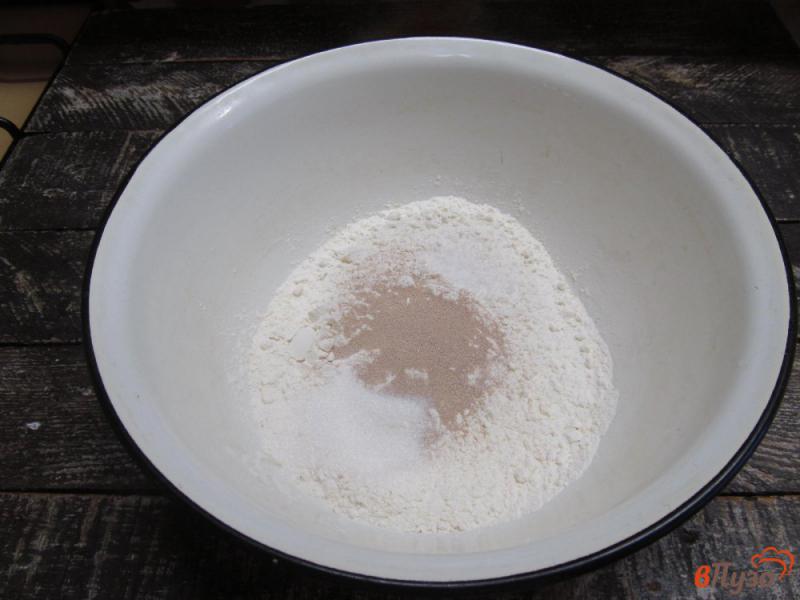 Фото приготовление рецепта: Белый хлеб на кефире с оливковым маслом и кунжутом шаг №1