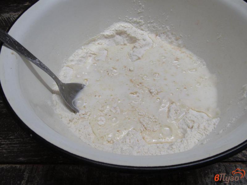 Фото приготовление рецепта: Белый хлеб на кефире с оливковым маслом и кунжутом шаг №2
