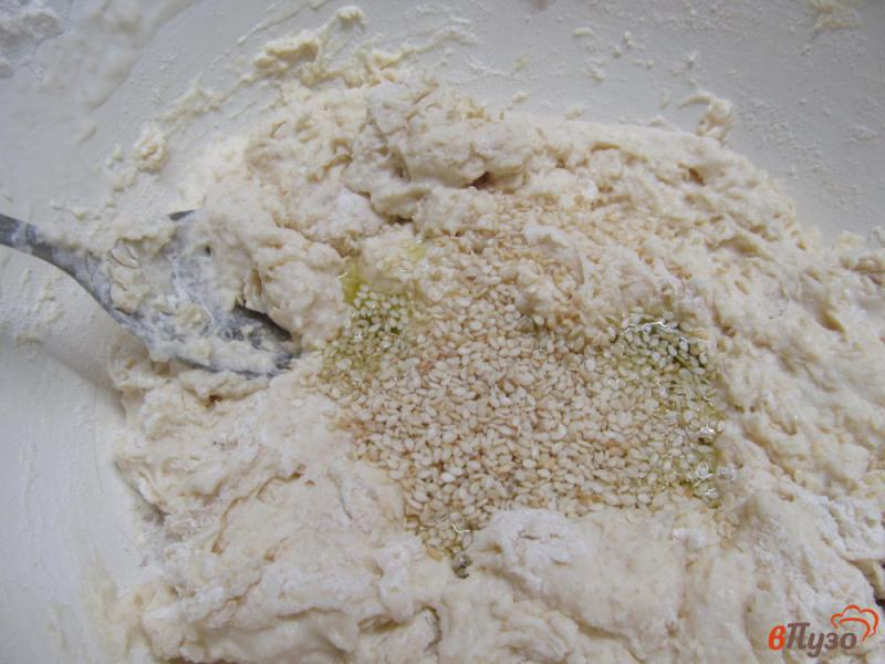 Фото приготовление рецепта: Белый хлеб на кефире с оливковым маслом и кунжутом шаг №4