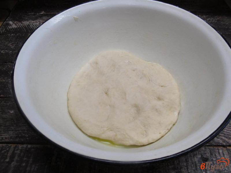 Фото приготовление рецепта: Белый хлеб на кефире с оливковым маслом и кунжутом шаг №6