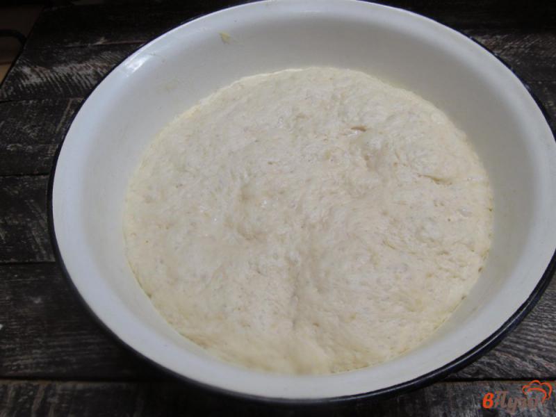 Фото приготовление рецепта: Белый хлеб на кефире с оливковым маслом и кунжутом шаг №7