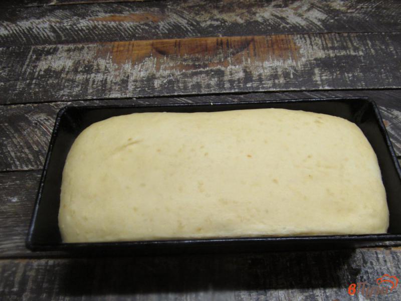 Фото приготовление рецепта: Белый хлеб на кефире с оливковым маслом и кунжутом шаг №9