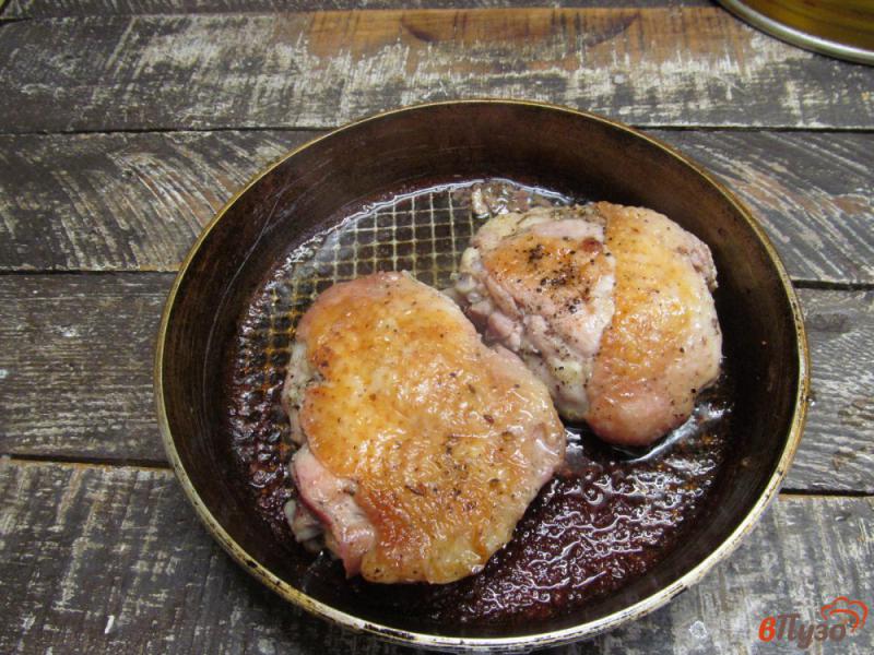Фото приготовление рецепта: Куриные бедра по-домашнему шаг №4