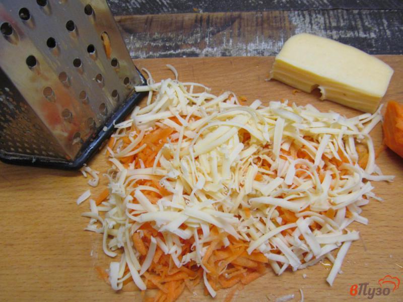 Фото приготовление рецепта: Салат из цветной капусты с сыром и салями шаг №2
