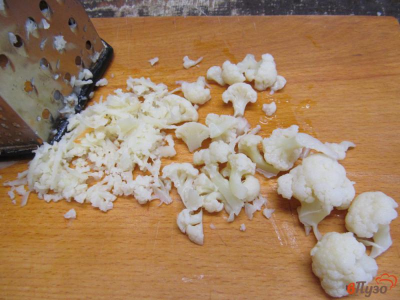 Фото приготовление рецепта: Салат из цветной капусты с сыром и салями шаг №3