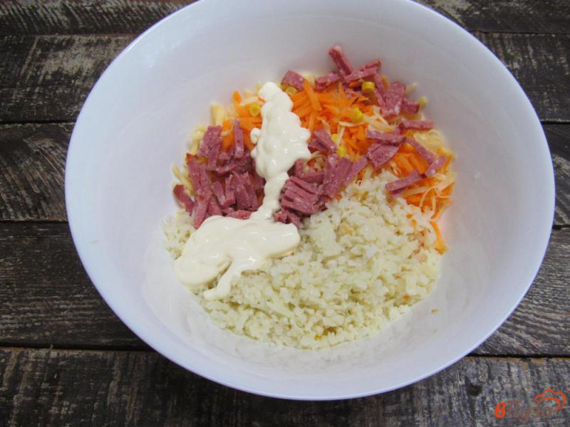 Фото приготовление рецепта: Салат из цветной капусты с сыром и салями шаг №5