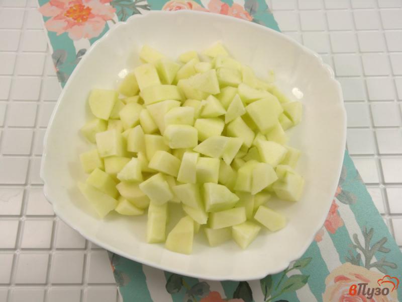 Фото приготовление рецепта: Пирог яблочный на вареной сгущенке шаг №4