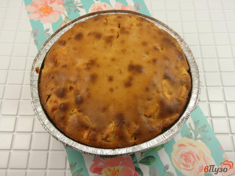 Фото приготовление рецепта: Пирог яблочный на вареной сгущенке шаг №7