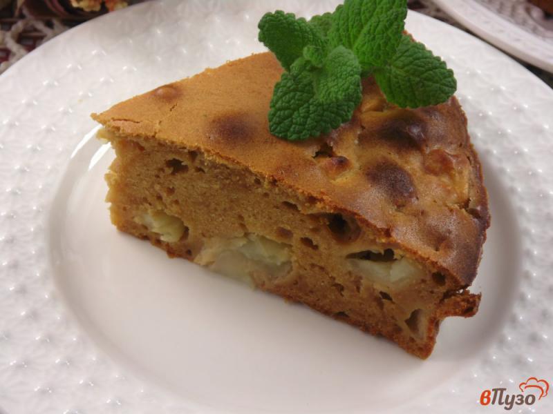 Фото приготовление рецепта: Пирог яблочный на вареной сгущенке шаг №8