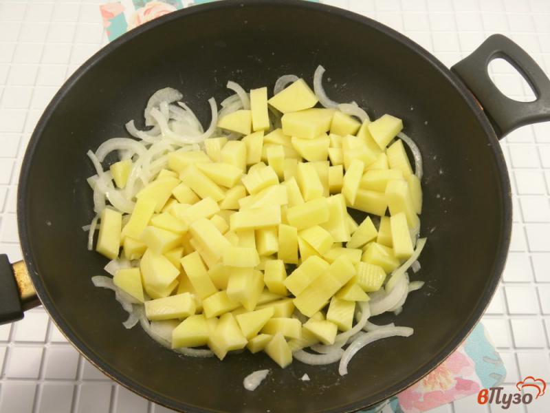 Фото приготовление рецепта: Рагу из капусты и картофеля в сливках шаг №3