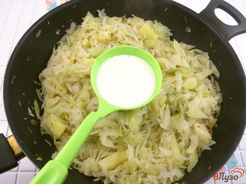 Фото приготовление рецепта: Рагу из капусты и картофеля в сливках шаг №5