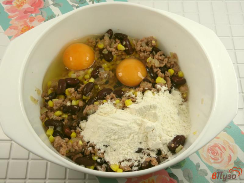Фото приготовление рецепта: Запеканка из фарша с фасолью и чипсами шаг №5