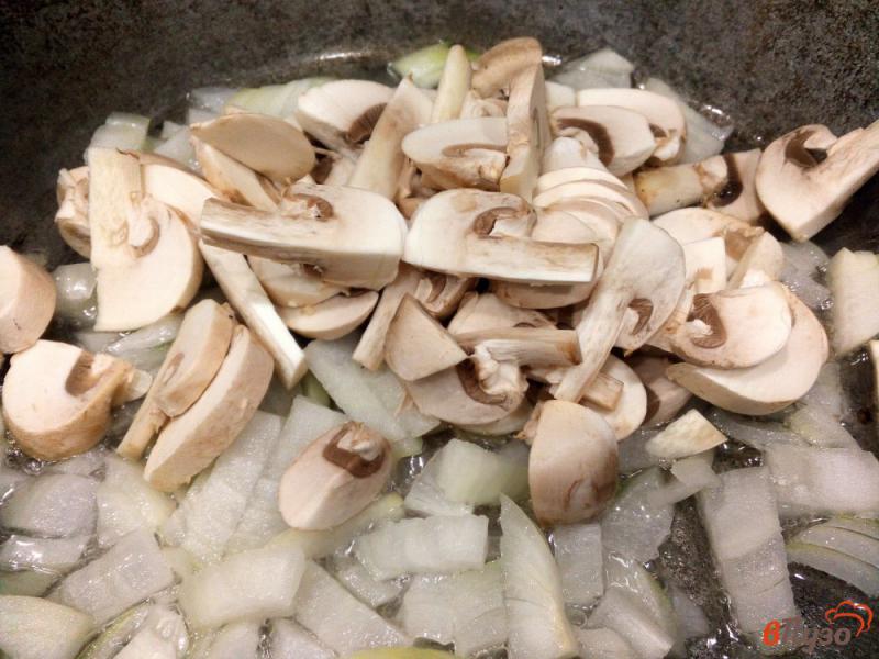 Фото приготовление рецепта: Салат с шампиньонами грудинкой и кукурузой шаг №2