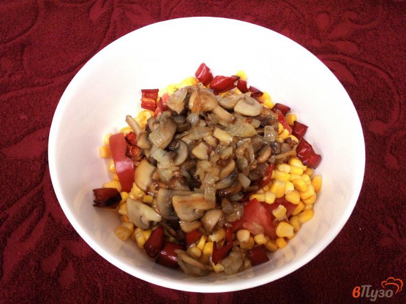 Фото приготовление рецепта: Салат с шампиньонами грудинкой и кукурузой шаг №8