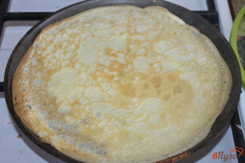 Фото приготовление рецепта: Блины с крем - сыром, колбасой и зеленью шаг №1