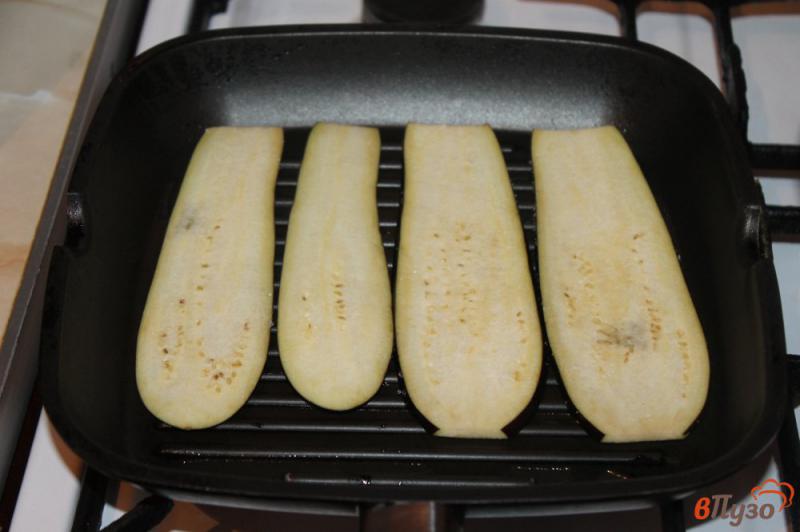 Фото приготовление рецепта: Роллы из баклажана с овощами и соусом шаг №2