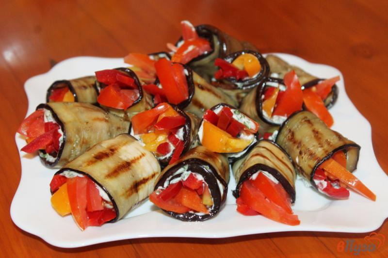 Фото приготовление рецепта: Роллы из баклажана с овощами и соусом шаг №6
