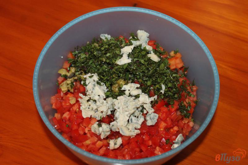 Фото приготовление рецепта: Брускетта с помидорами и сыром с плесенью шаг №3