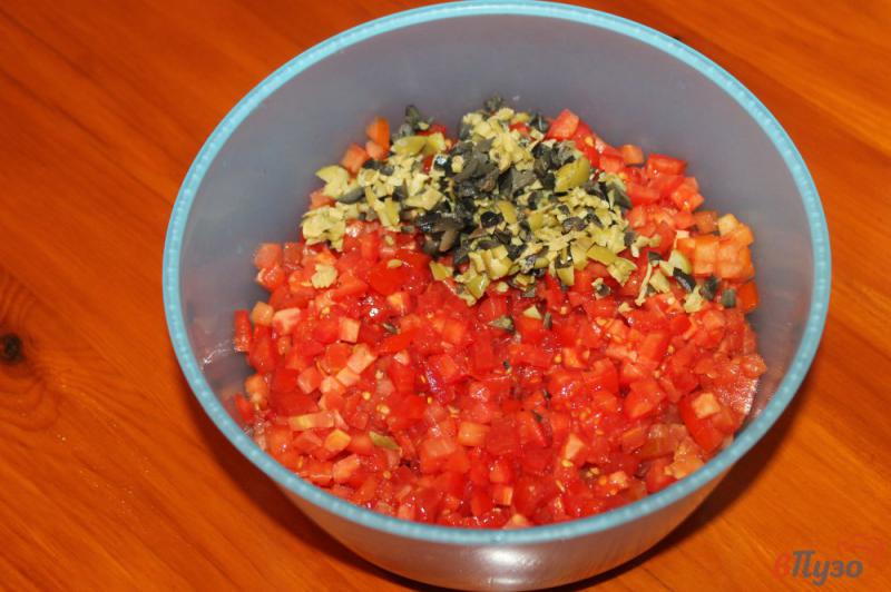 Фото приготовление рецепта: Брускетта с помидорами и сыром с плесенью шаг №2