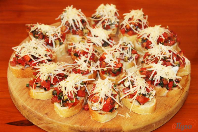 Фото приготовление рецепта: Брускетта с помидорами и сыром с плесенью шаг №6