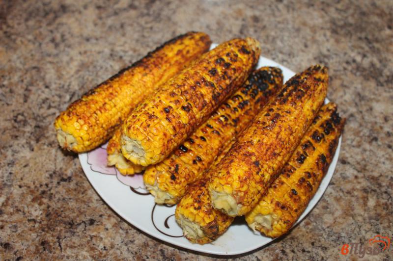 Фото приготовление рецепта: Кукуруза гриль с паприкой и сыром шаг №4