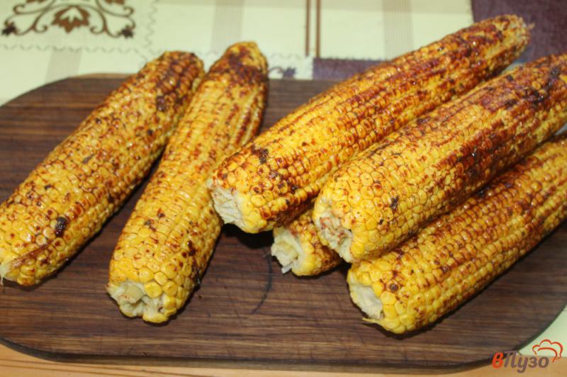 Фото приготовление рецепта: Кукуруза гриль с паприкой и сыром шаг №3