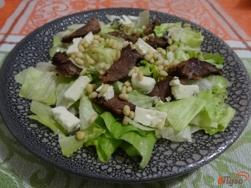 Фото приготовление рецепта: Салат с говядиной и кедровыми орешками шаг №5