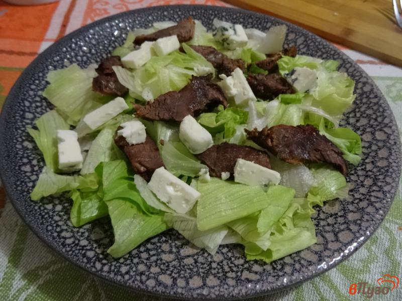 Фото приготовление рецепта: Салат с говядиной и кедровыми орешками шаг №4