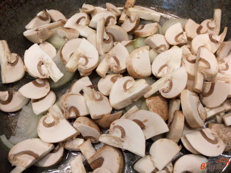 Фото приготовление рецепта: Картофель с шампиньонами и петрушкой в горшках шаг №2