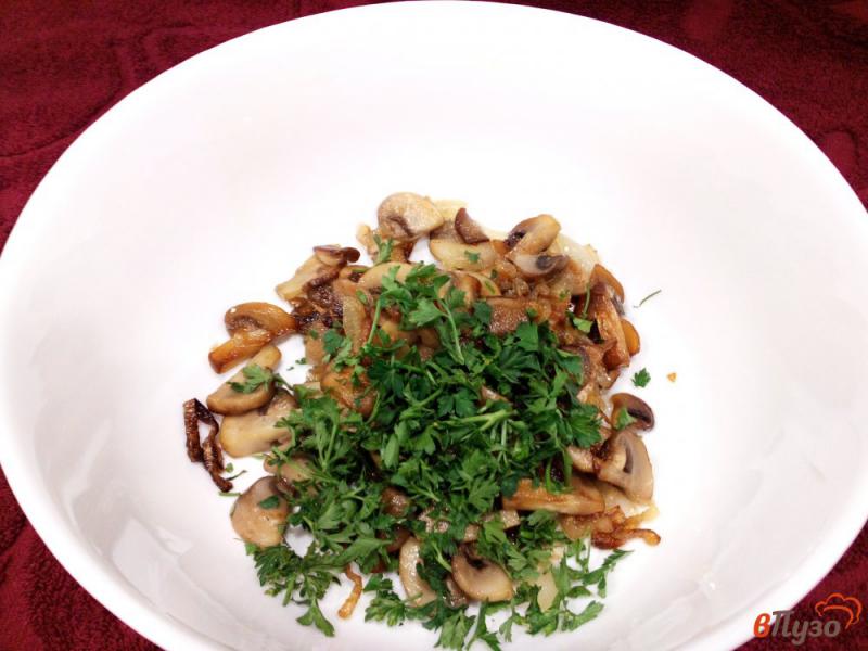 Фото приготовление рецепта: Картофель с шампиньонами и петрушкой в горшках шаг №3