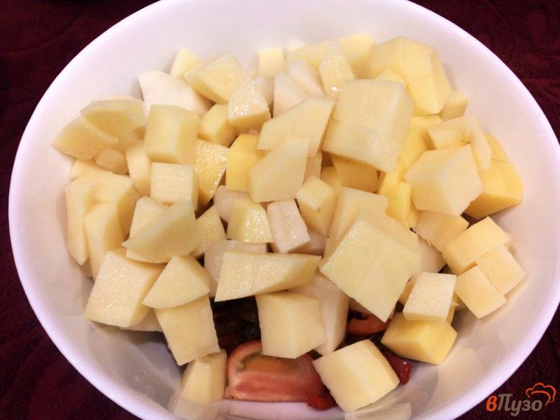 Фото приготовление рецепта: Картофель с шампиньонами и петрушкой в горшках шаг №6